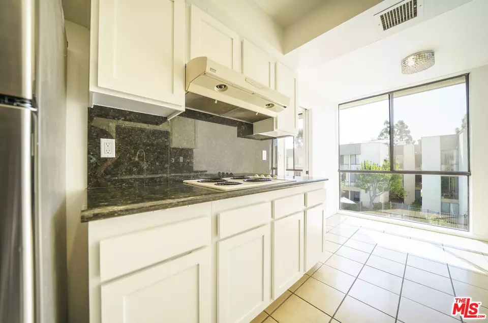 Kitchen - 750 S Spaulding Ave #312, Los Angeles, CA 90036 photo 1 of 3