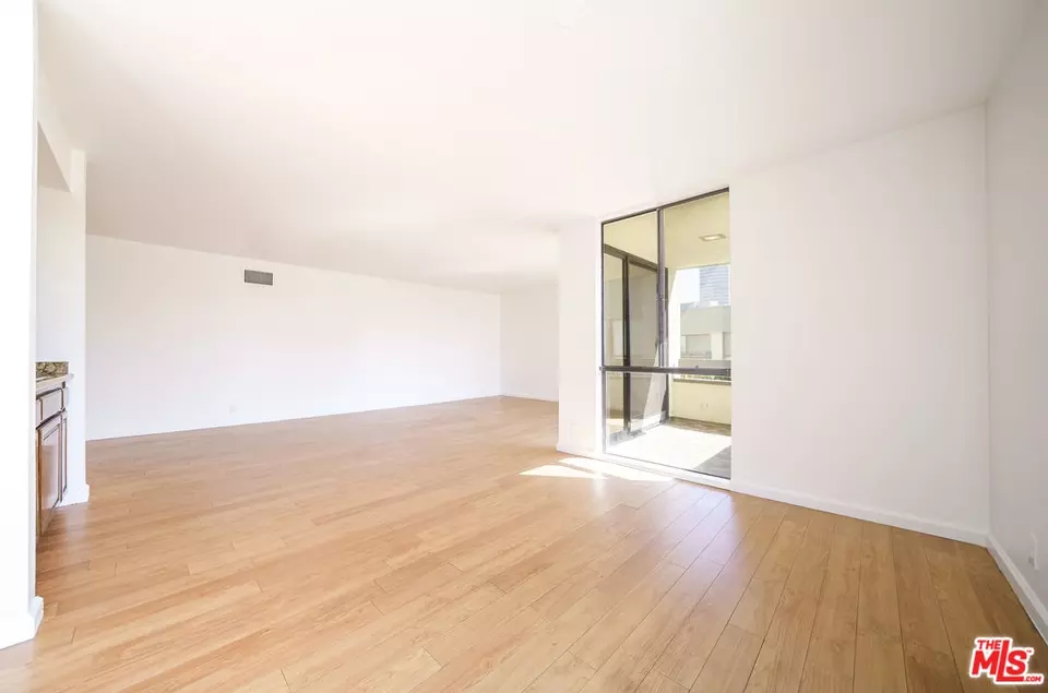 Living - 750 S Spaulding Ave #312, Los Angeles, CA 90036 photo 4 of 4