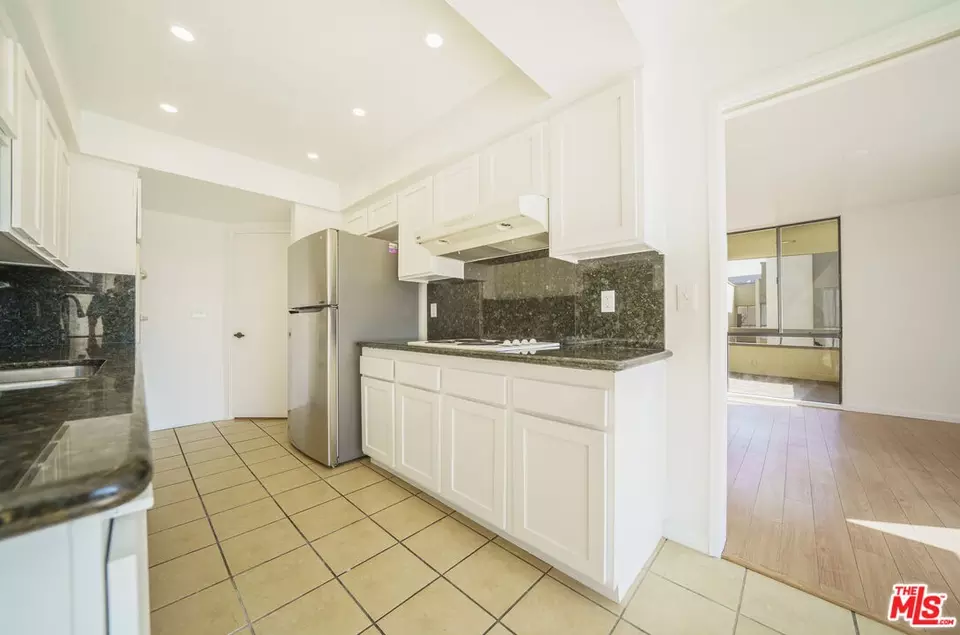 Kitchen - 750 S Spaulding Ave #312, Los Angeles, CA 90036 photo 2 of 3