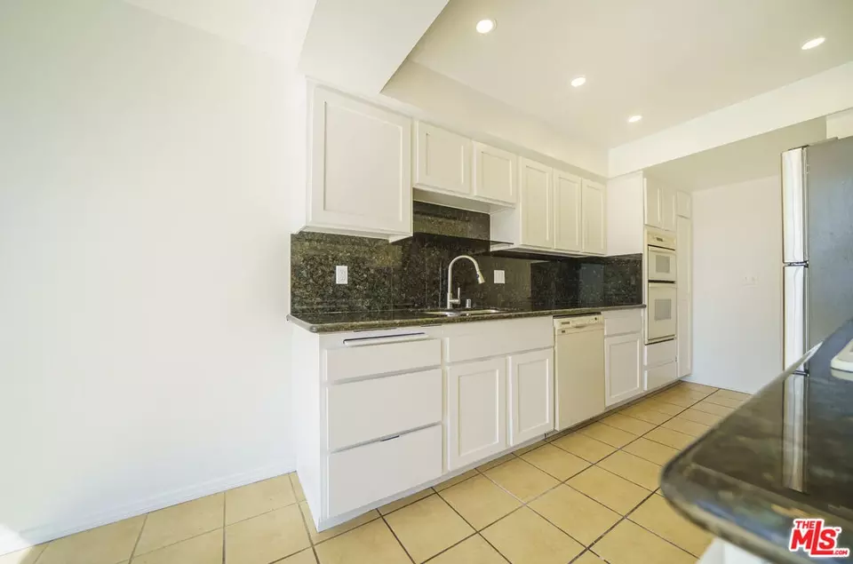 Kitchen - 750 S Spaulding Ave #312, Los Angeles, CA 90036 photo 3 of 3