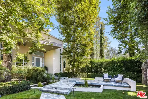 222 Avondale Ave, Los Angeles, CA 90049