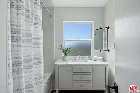 Bath - 418 Delaware Rd, Burbank, CA 91504 photo 2 of 2