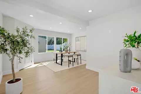 Entry Way - 418 Delaware Rd, Burbank, CA 91504 photo 4 of 4