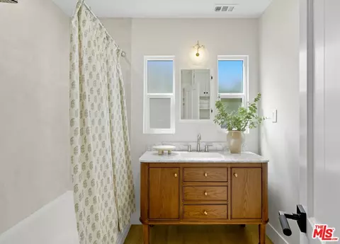 Bath - 418 Delaware Rd, Burbank, CA 91504 photo 1 of 2