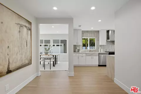 Entry Way - 418 Delaware Rd, Burbank, CA 91504 photo 2 of 4