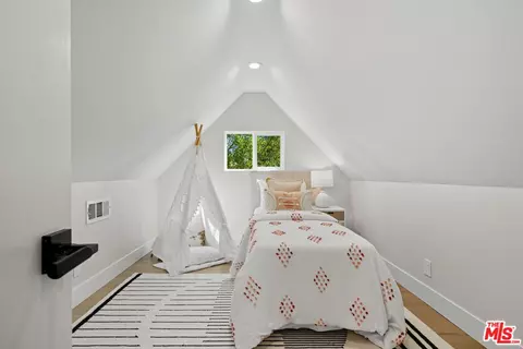 Bedroom - 418 Delaware Rd, Burbank, CA 91504 photo 5 of 5
