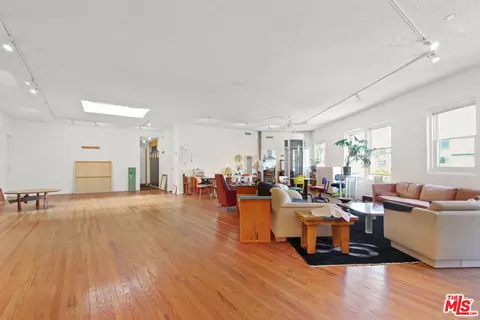 Living - 1802 Pacific Ave, Venice, CA 90291 photo 2 of 2