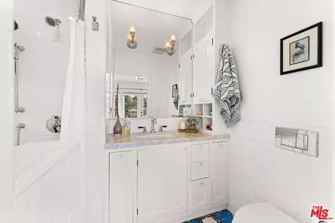 Bath - 2131 Princeton Ave, Los Angeles, CA 90026 photo 2 of 5