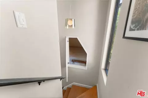 Entry Way - 2131 Princeton Ave, Los Angeles, CA 90026 photo 3 of 3
