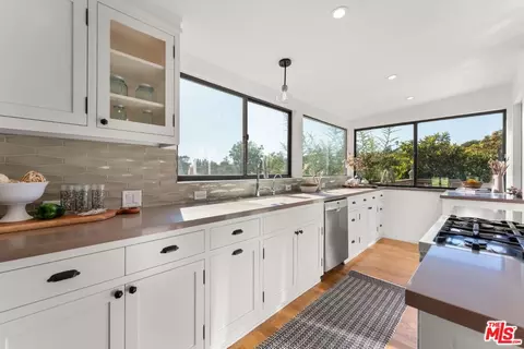 Kitchen - 2131 Princeton Ave, Los Angeles, CA 90026 photo 2 of 5