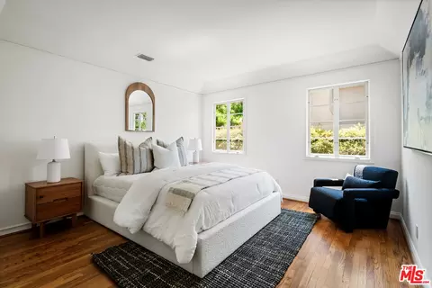 5700 Spring Oak Dr, Los Angeles, CA 90068
