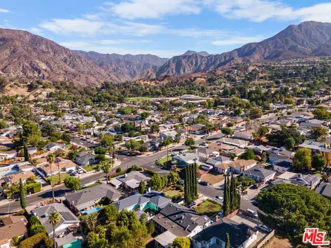 10855 Woodward Ave, Sunland, CA 91040