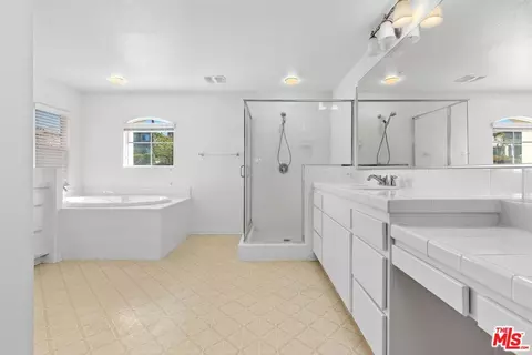 Bath - 1061 Boulder Pl, Oceanside, CA 92057 photo 1 of 2
