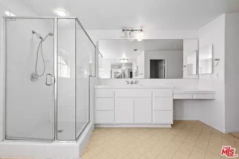 Bath - 1061 Boulder Pl, Oceanside, CA 92057 photo 2 of 2