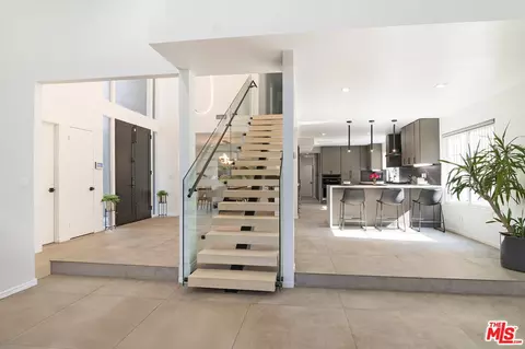 3585 Alana Dr, Sherman Oaks, CA 91403