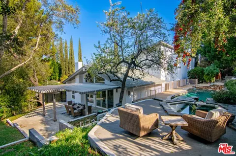 3585 Alana Dr, Sherman Oaks, CA 91403