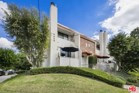 6540 Hayvenhurst Ave #28, Lake Balboa, CA 91406