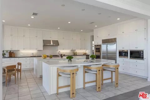 Kitchen - 20162 W Cromwell Way, Porter Ranch, CA 91326 photo 2 of 5