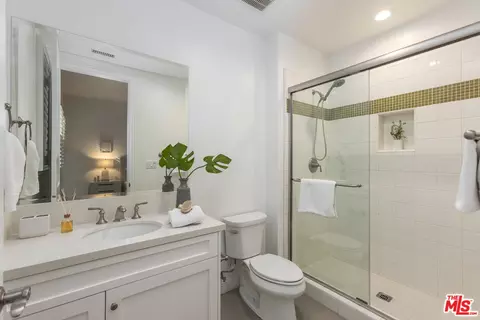 Bath - 20162 W Cromwell Way, Porter Ranch, CA 91326 photo 2 of 8