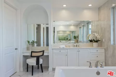 Bath - 20162 W Cromwell Way, Porter Ranch, CA 91326 photo 4 of 8
