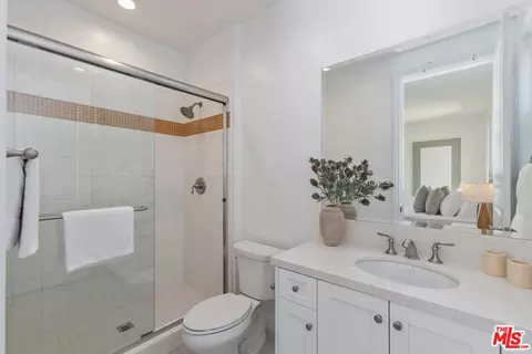Bath - 20162 W Cromwell Way, Porter Ranch, CA 91326 photo 6 of 8