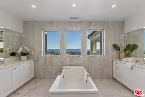 Bath - 20162 W Cromwell Way, Porter Ranch, CA 91326 photo 3 of 8