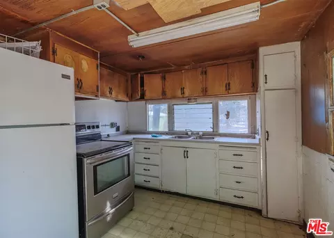 Kitchen - 34270 Cheseboro Rd, Palmdale, CA 93552 photo 1 of 1