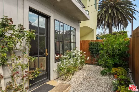 207 Entrada Dr, Santa Monica, CA 90402