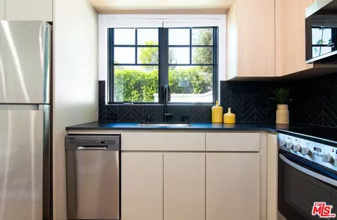 Kitchen - 968 Palm Ter, Pasadena, CA 91104 photo 6 of 6