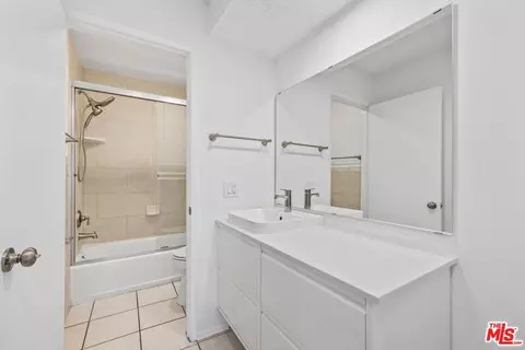 Bath - 1517 E Garfield Ave #23, Glendale, CA 91205 photo 1 of 2
