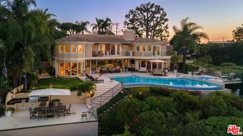 7833 Torreyson Dr, Los Angeles, CA 90046