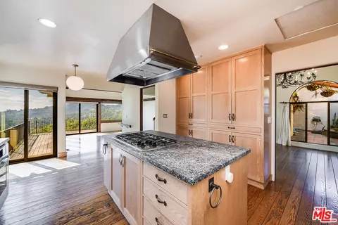 Kitchen - 1382 Edgehill Pl, Pasadena, CA 91103 photo 2 of 2