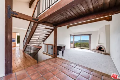 Entry Way - 1382 Edgehill Pl, Pasadena, CA 91103 photo 2 of 3