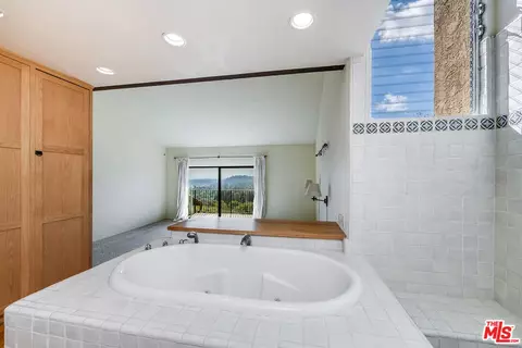 Bath - 1382 Edgehill Pl, Pasadena, CA 91103 photo 6 of 6