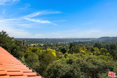 View/Area - 1382 Edgehill Pl, Pasadena, CA 91103 photo 2 of 2