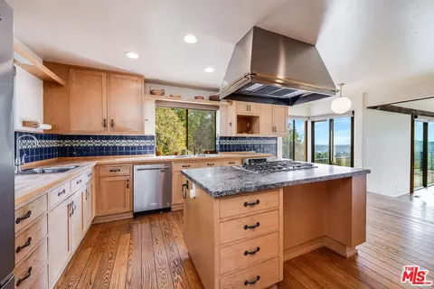 Kitchen - 1382 Edgehill Pl, Pasadena, CA 91103 photo 1 of 2