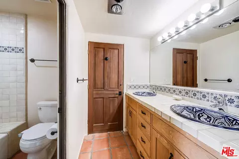 Bath - 1382 Edgehill Pl, Pasadena, CA 91103 photo 1 of 6