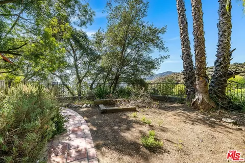 Exterior - 1382 Edgehill Pl, Pasadena, CA 91103 photo 6 of 9