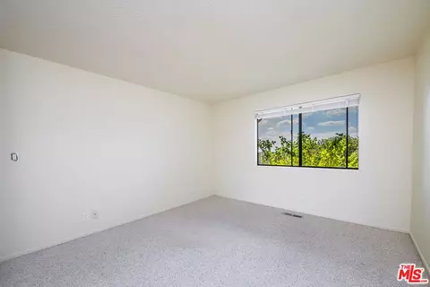 Bedroom - 1382 Edgehill Pl, Pasadena, CA 91103 photo 1 of 3