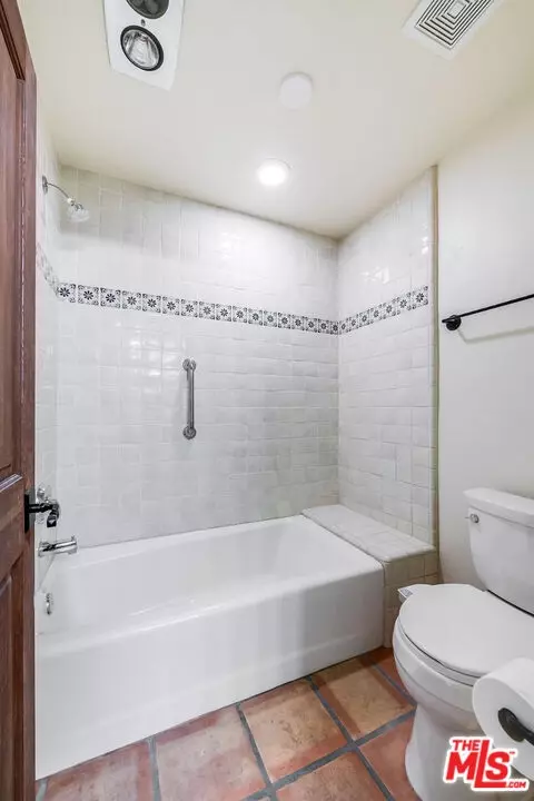 Bath - 1382 Edgehill Pl, Pasadena, CA 91103 photo 2 of 6