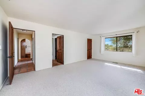Bedroom - 1382 Edgehill Pl, Pasadena, CA 91103 photo 2 of 3