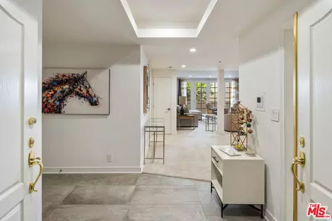 575 S Barrington Ave #204, Los Angeles, CA 90049