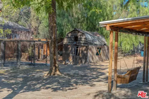 Exterior - 18643 Strathern St, Reseda, CA 91335 photo 7 of 9