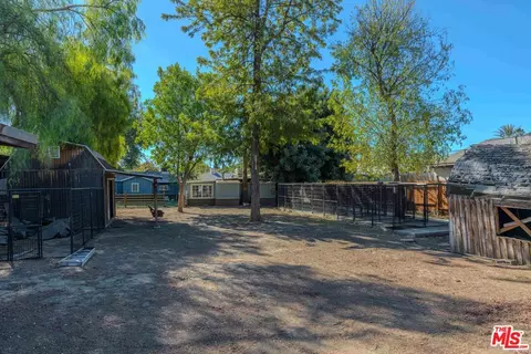 Exterior - 18643 Strathern St, Reseda, CA 91335 photo 8 of 9