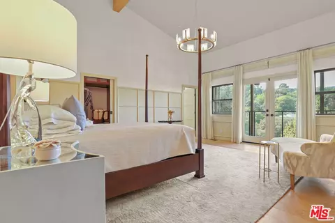 2835 Oak Point Dr, Los Angeles, CA 90068