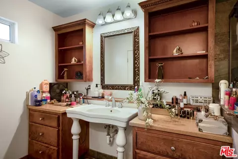 Bath - 4141 Eileen St, Simi Valley, CA 93063 photo 2 of 5