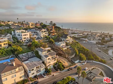 210 Montreal St, Los Angeles, CA 90293