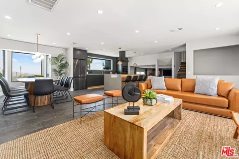 Living - 61118 Prescott Trl, Joshua Tree, CA 92252 photo 3 of 4