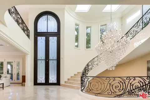 1350 Benedict Canyon Dr, Beverly Hills, CA 90210