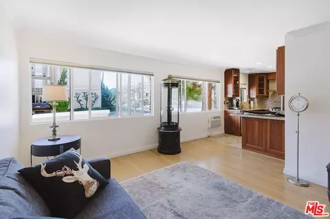 1154 S Barrington Ave #101, Los Angeles, CA 90049